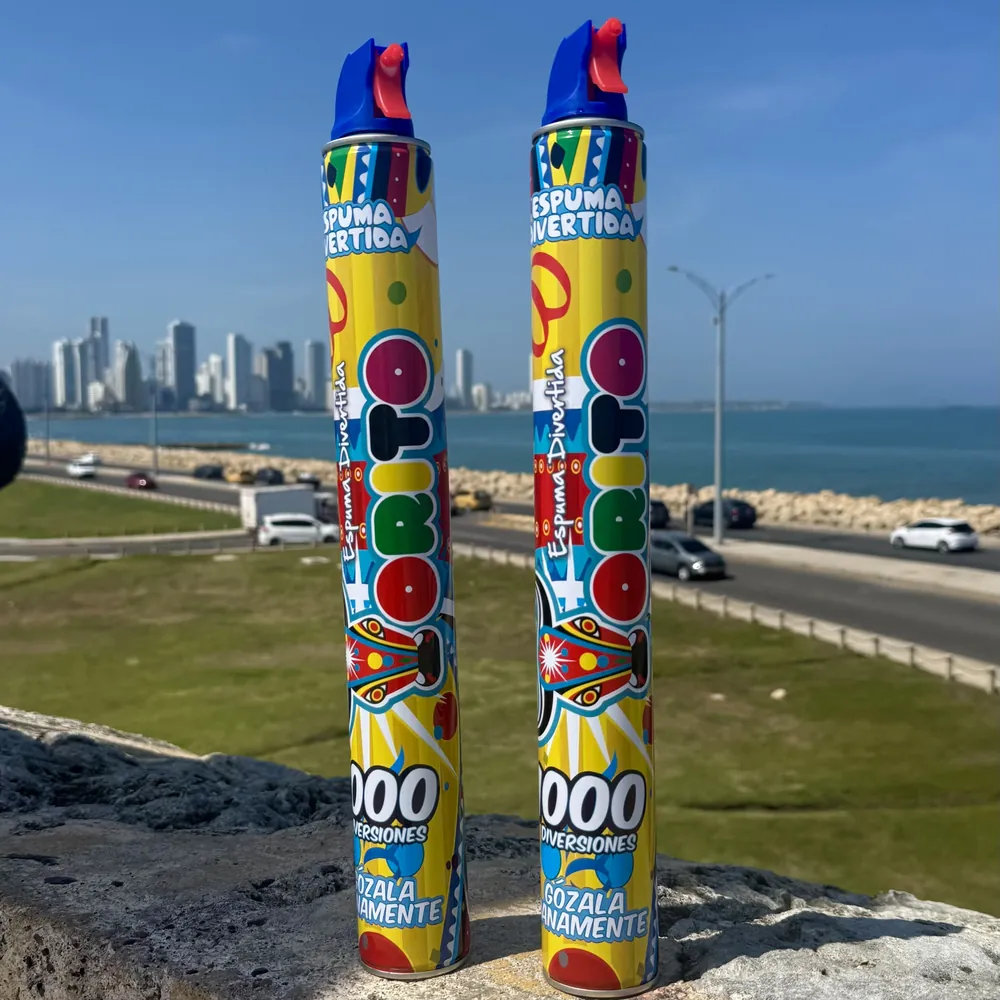 Dos latas de Espuma Torito frente al mar y los edificios de la ciudad